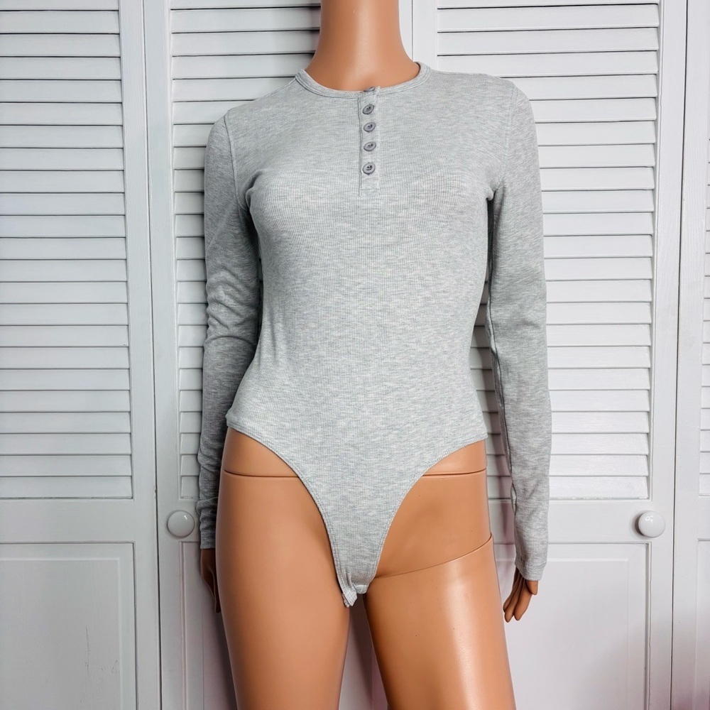 WEWOREWHAT Crew Neck Henley Ribbed Bodysuit in Gray Size Small